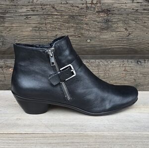 Naturalizer Hitch Modern Minimalist Black Leather Comfort Bootie 10M